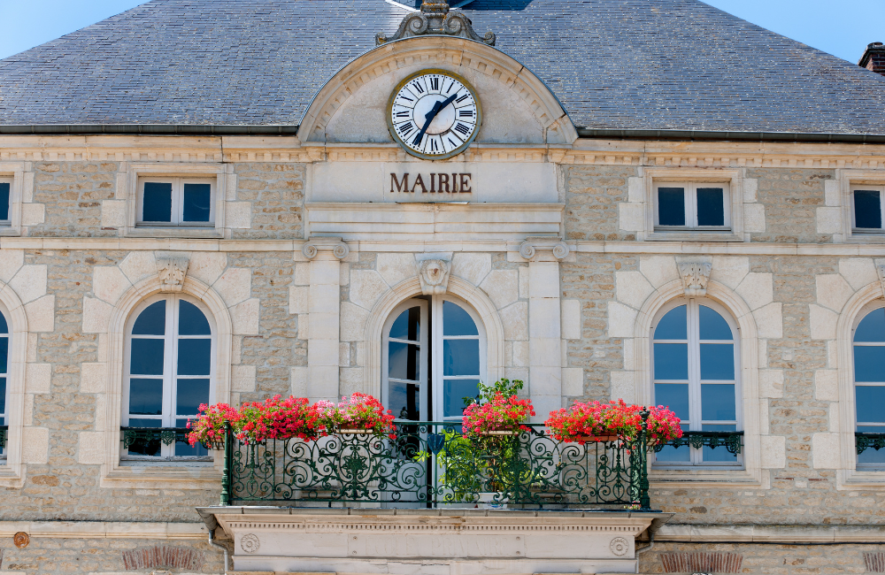 Bâtiment de mairie, source d’archives précieuses pour retrouver des héritiers et établir des filiations