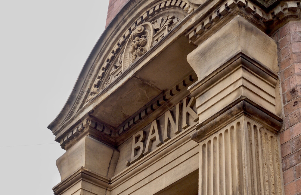 Façade d’une banque, partenaire clé dans la recherche des héritiers et la gestion des successions bancaires